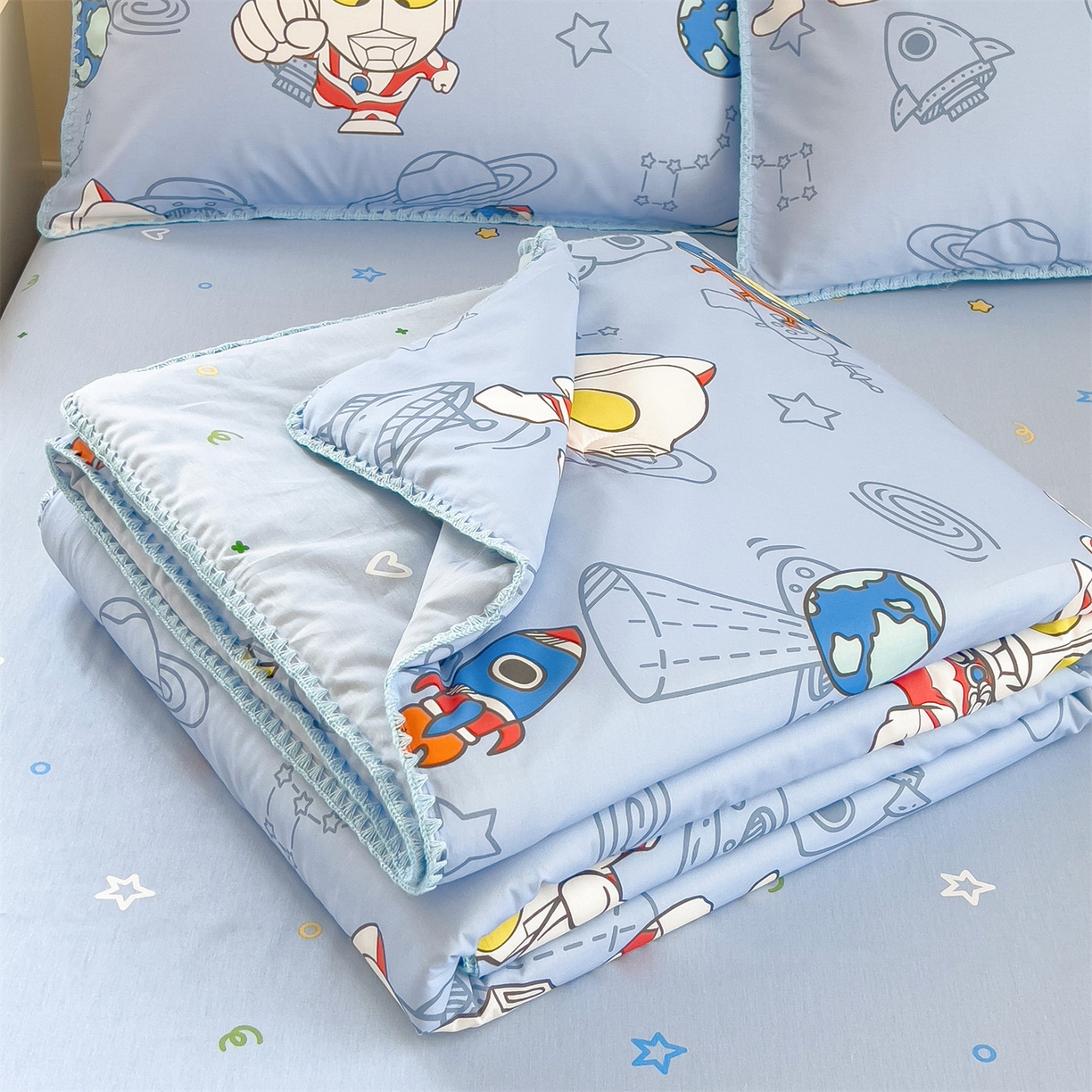 91家纺网 家纺一手货源 找家纺 兄弟坊 2026新款正版授权卡通全棉13370印花夏被夏凉被儿童被 夏被四件套 星舰蓝奥特