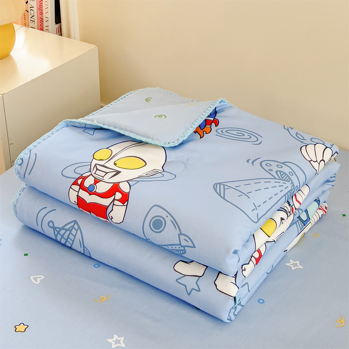 91家纺网 家纺一手货源 找家纺 兄弟坊 2026新款正版授权卡通全棉13370印花夏被夏凉被儿童被 夏被四件套 星舰蓝奥特