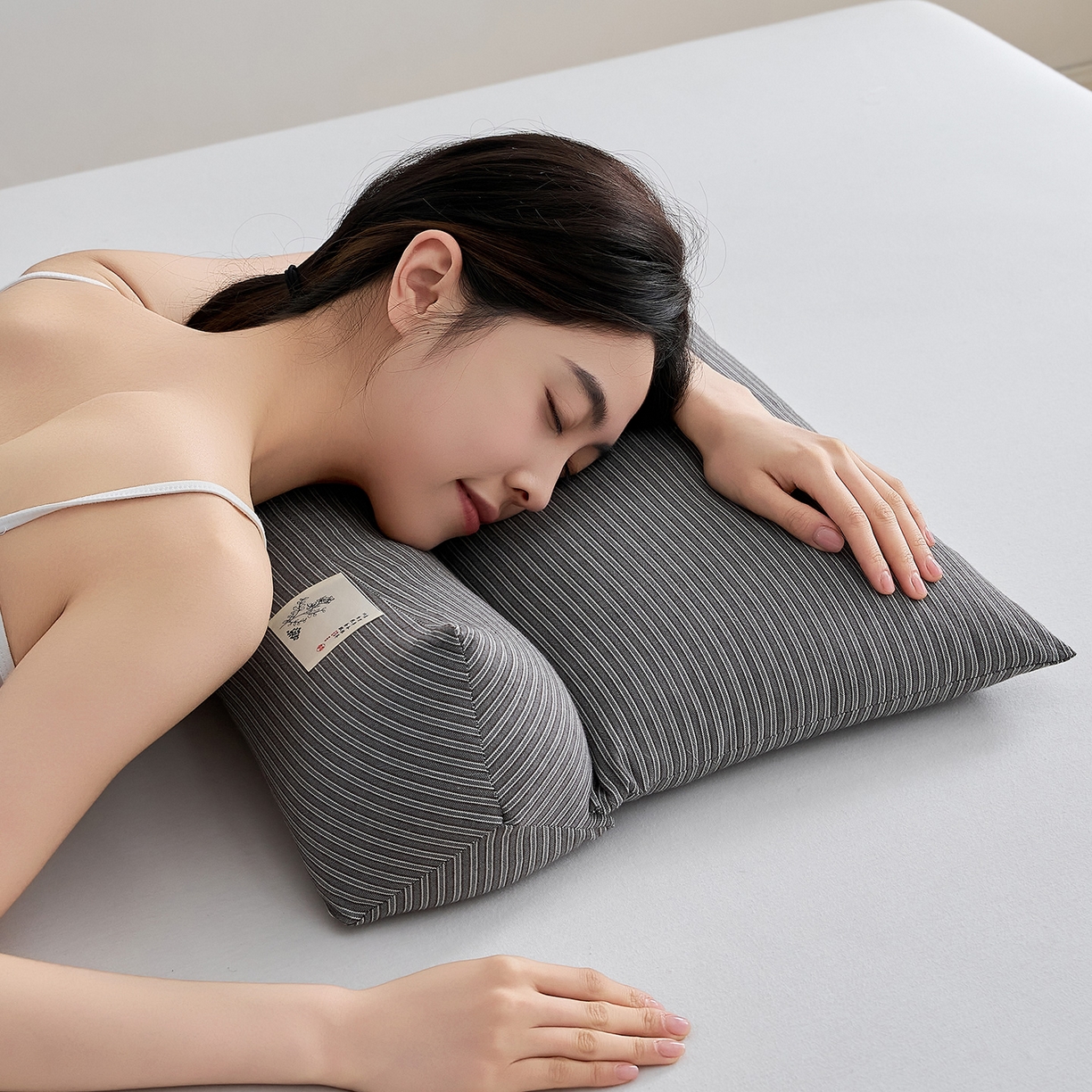 91家纺网 家纺一手货源 找家纺 乐可 2026新款条纹生态荞麦组合枕枕头枕芯 生态组合枕-深灰