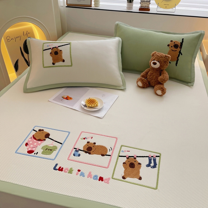 91家纺网 家纺一手货源 找家纺 炫拼家纺 2026新款A类满天星凉豆豆卡通毛巾绣大包边复合凉席 悠闲卡皮