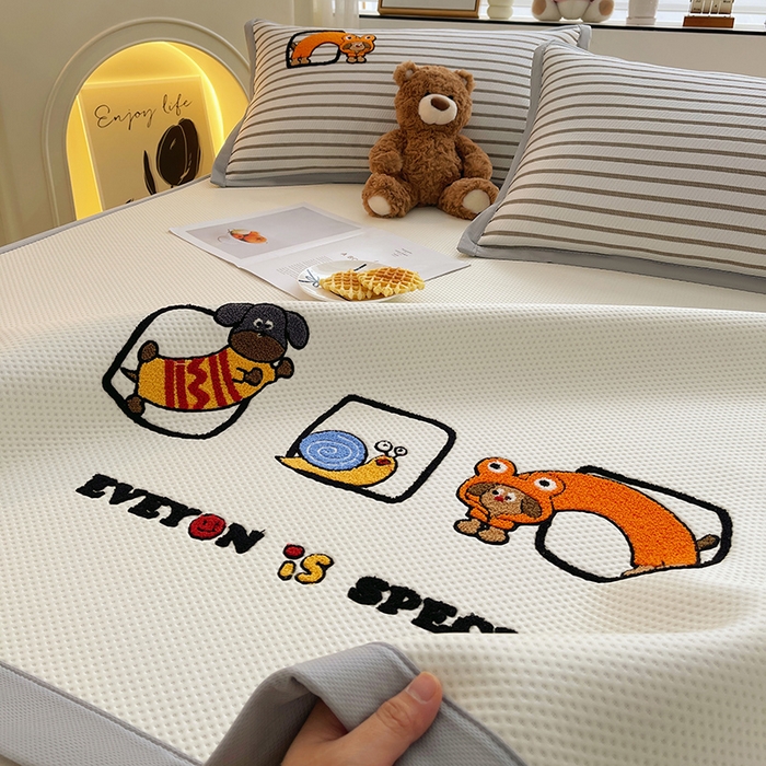 91家纺网 家纺一手货源 找家纺 炫拼家纺 2026新款A类满天星凉豆豆卡通毛巾绣大包边复合凉席 淘气汪汪-奶白