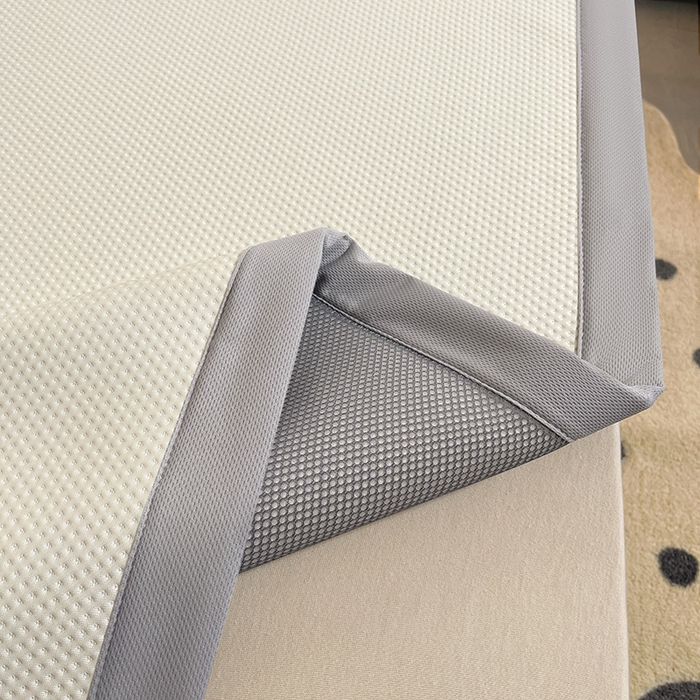 91家纺网 家纺一手货源 找家纺 炫拼家纺 2026新款A类满天星凉豆豆卡通毛巾绣大包边复合凉席 淘气汪汪-奶白