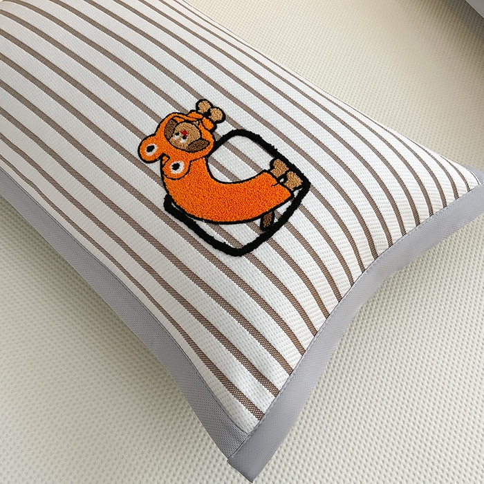 91家纺网 家纺一手货源 找家纺 炫拼家纺 2026新款A类满天星凉豆豆卡通毛巾绣大包边复合凉席 淘气汪汪-奶白