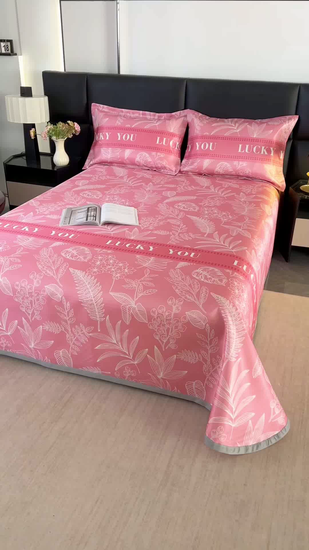 91家纺网 家纺一手货源 找家纺 绒品壹家家纺 2026新款立体数码印花凉感丝冰丝席软凉席席子三件套 相思  桔粉