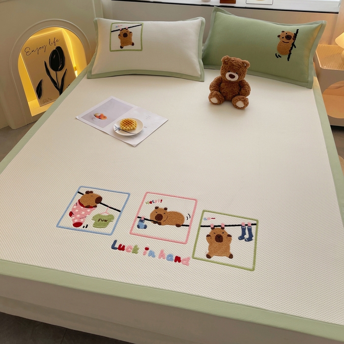 91家纺网 家纺一手货源 找家纺 炫拼家纺 2026新款A类满天星凉豆豆卡通毛巾绣大包边复合凉席 悠闲卡皮