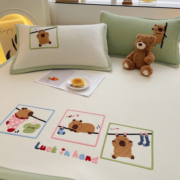 91家纺网 家纺一手货源 找家纺 炫拼家纺 2026新款A类满天星凉豆豆卡通毛巾绣大包边复合凉席 悠闲卡皮