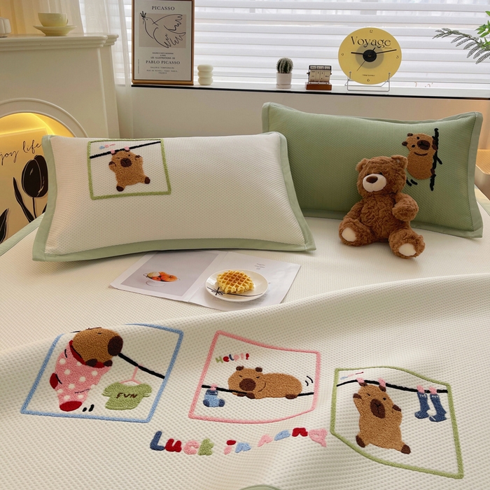 91家纺网 家纺一手货源 找家纺 炫拼家纺 2026新款A类满天星凉豆豆卡通毛巾绣大包边复合凉席 悠闲卡皮