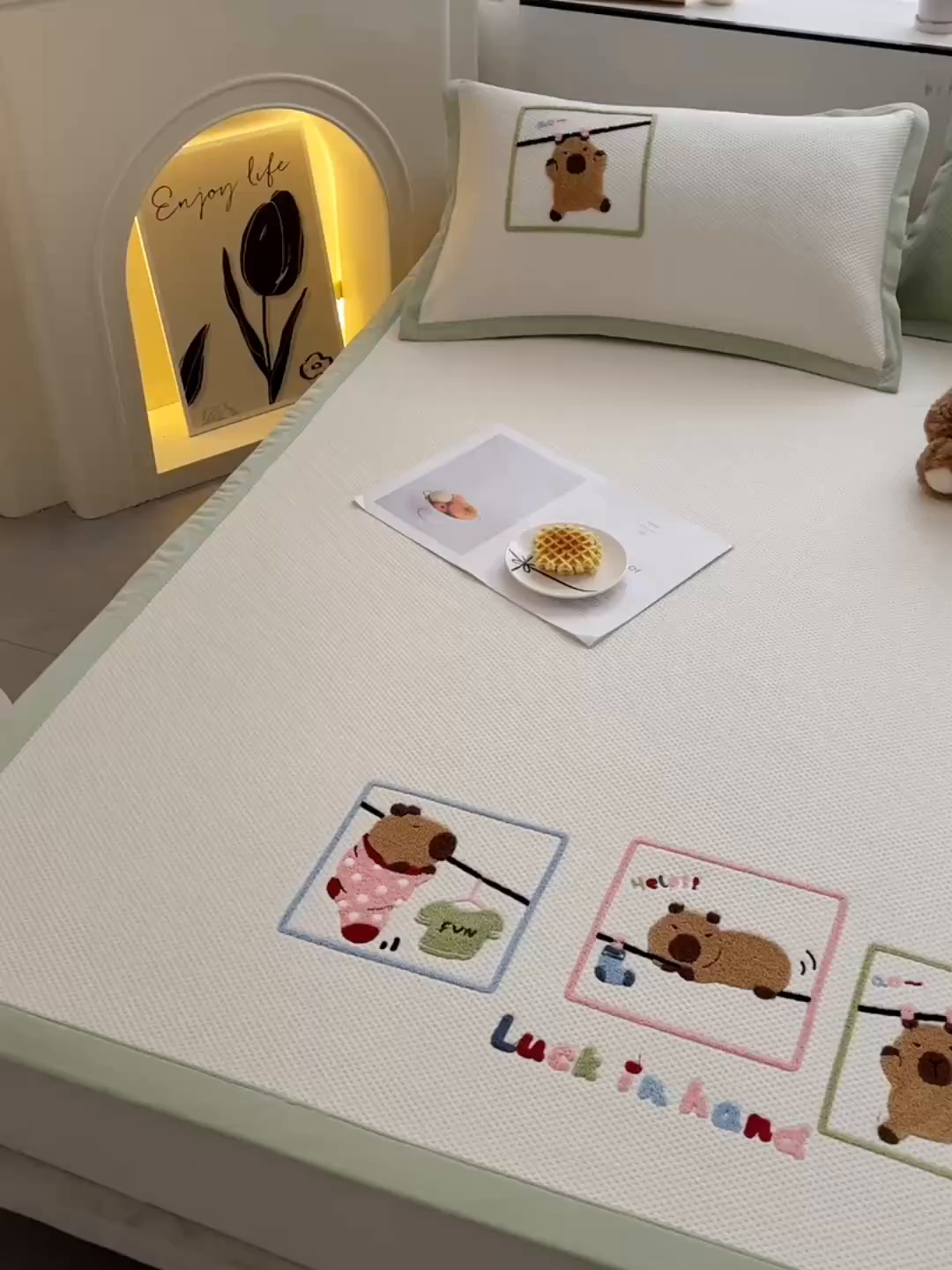 91家纺网 家纺一手货源 找家纺 炫拼家纺 2026新款A类满天星凉豆豆卡通毛巾绣大包边复合凉席 悠闲卡皮