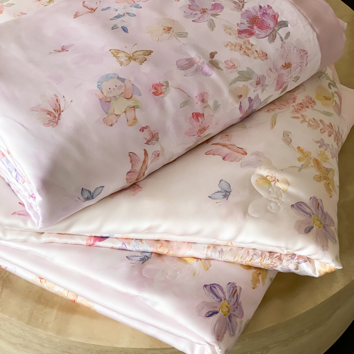 91家纺网 家纺一手货源 找家纺 云栖家居 2026新款60天丝数码印花夏被四件套-绮梦花间 组合图