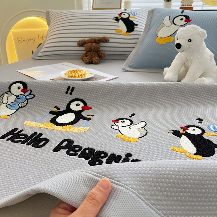 91家纺网 家纺一手货源 找家纺 炫拼家纺 2026新款A类满天星凉豆豆卡通毛巾绣大包边复合凉席 快乐旅行