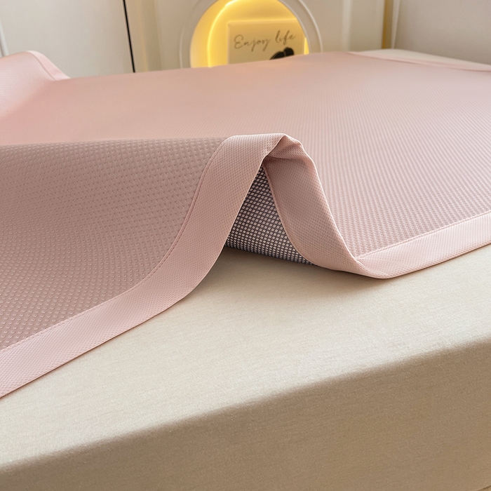 91家纺网 家纺一手货源 找家纺 炫拼家纺 2026新款A类满天星凉豆豆卡通毛巾绣大包边复合凉席 萌宠伙伴