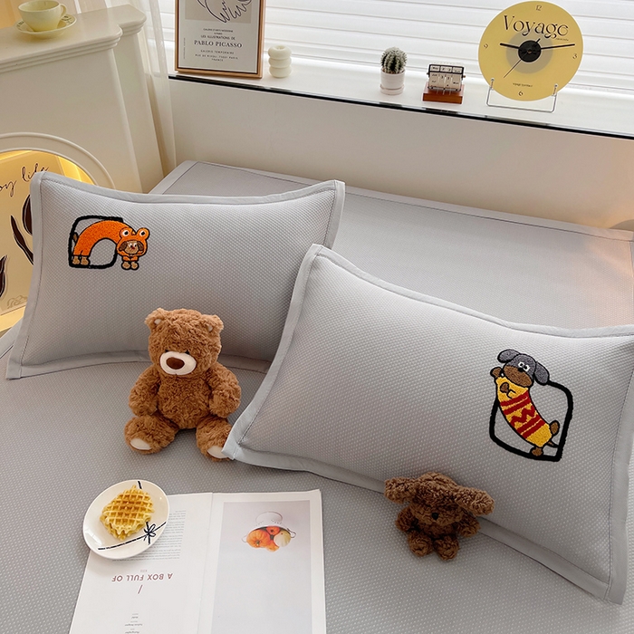 91家纺网 家纺一手货源 找家纺 炫拼家纺 2026新款A类满天星凉豆豆卡通毛巾绣大包边复合凉席 淘气汪汪-灰