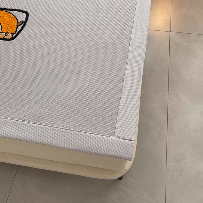 91家纺网 家纺一手货源 找家纺 炫拼家纺 2026新款A类满天星凉豆豆卡通毛巾绣大包边复合凉席 淘气汪汪-灰