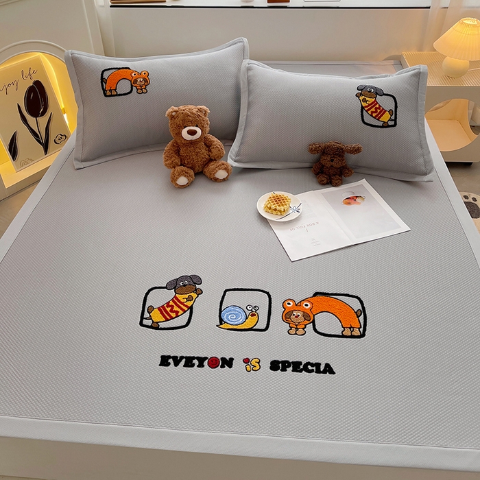 91家纺网 家纺一手货源 找家纺 炫拼家纺 2026新款A类满天星凉豆豆卡通毛巾绣大包边复合凉席 淘气汪汪-灰