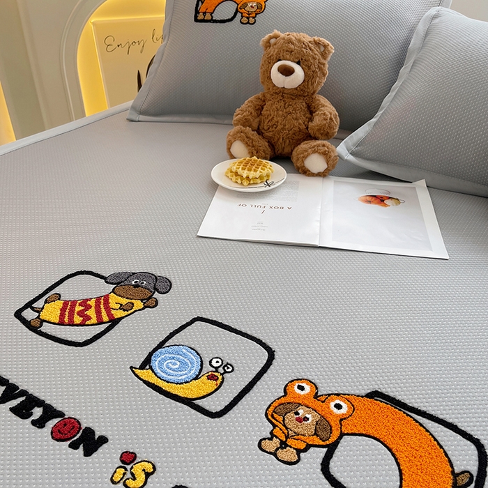 91家纺网 家纺一手货源 找家纺 炫拼家纺 2026新款A类满天星凉豆豆卡通毛巾绣大包边复合凉席 淘气汪汪-灰