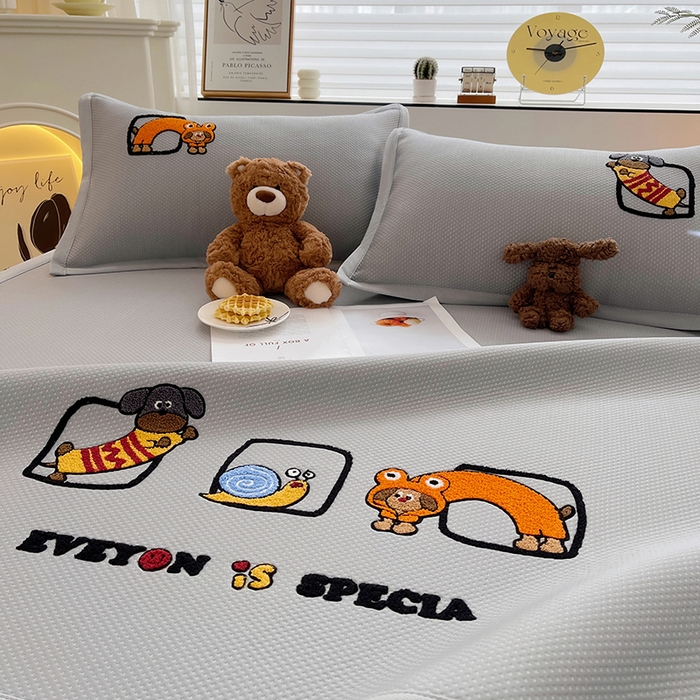 91家纺网 家纺一手货源 找家纺 炫拼家纺 2026新款A类满天星凉豆豆卡通毛巾绣大包边复合凉席 淘气汪汪-灰