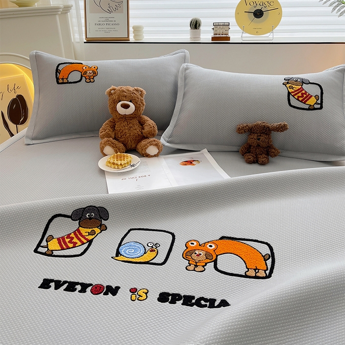 91家纺网 家纺一手货源 找家纺 炫拼家纺 2026新款A类满天星凉豆豆卡通毛巾绣大包边复合凉席 淘气汪汪-灰