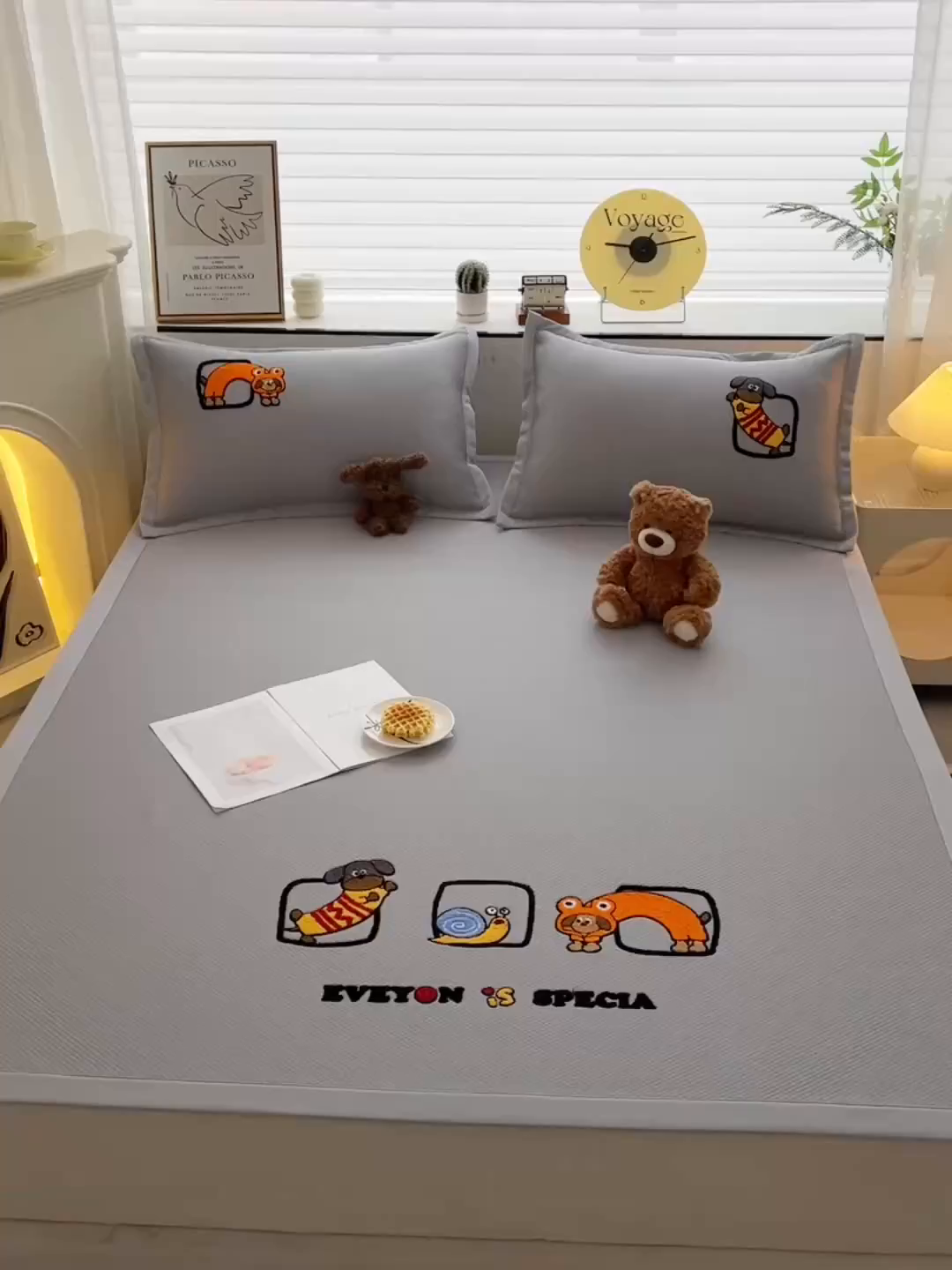 91家纺网 家纺一手货源 找家纺 炫拼家纺 2026新款A类满天星凉豆豆卡通毛巾绣大包边复合凉席 淘气汪汪-灰