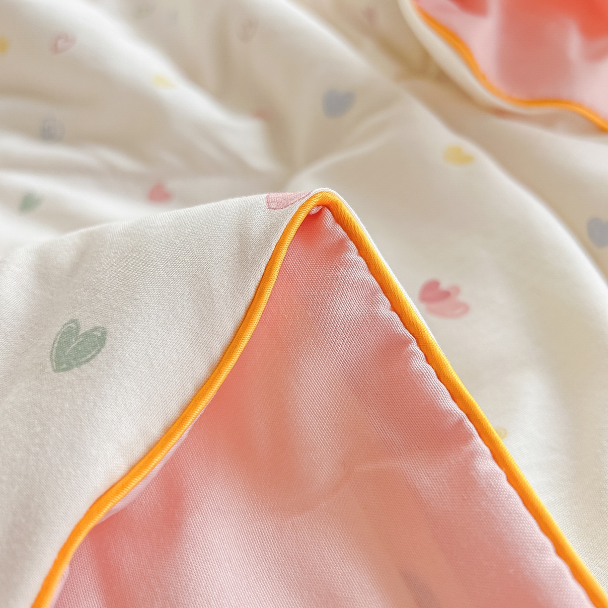 91家纺网 家纺一手货源 找家纺 富艺隆 2026新款A类水洗棉双层纱夏被空调被 皱皱纱夏凉被 爱心手礼