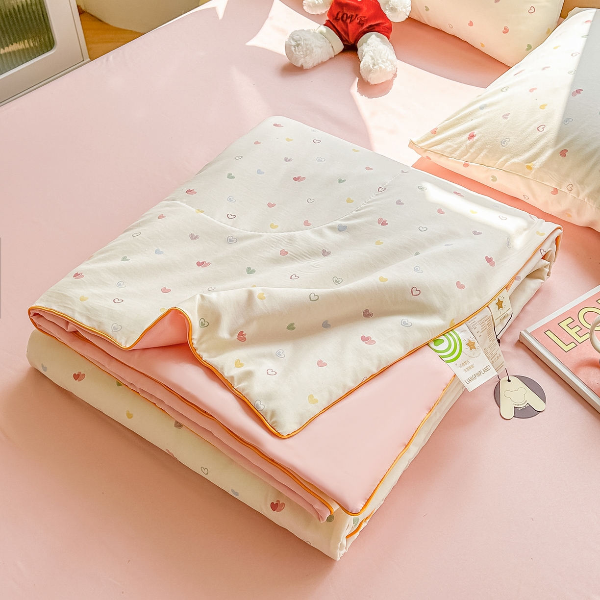 91家纺网 家纺一手货源 找家纺 富艺隆 2026新款A类水洗棉双层纱夏被空调被 皱皱纱夏凉被 爱心手礼