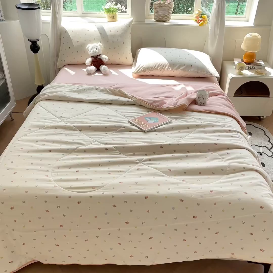 91家纺网 家纺一手货源 找家纺 富艺隆 2026新款A类水洗棉双层纱夏被空调被 皱皱纱夏凉被 爱心手礼
