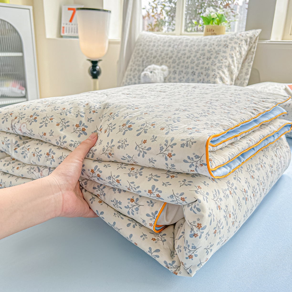 91家纺网 家纺一手货源 找家纺 富艺隆 2026新款A类水洗棉双层纱夏被空调被 皱皱纱夏凉被 安妮的兔