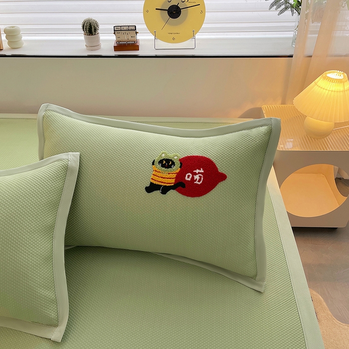 91家纺网 家纺一手货源 找家纺 炫拼家纺 2026新款A类满天星凉豆豆卡通毛巾绣大包边复合凉席 顽皮猫咪