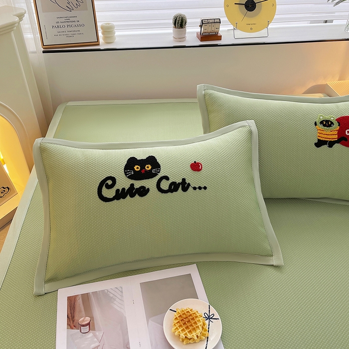 91家纺网 家纺一手货源 找家纺 炫拼家纺 2026新款A类满天星凉豆豆卡通毛巾绣大包边复合凉席 顽皮猫咪