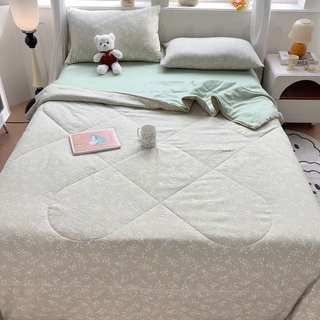 91家纺网 家纺一手货源 找家纺 富艺隆 2026新款A类水洗棉双层纱夏被空调被 皱皱纱夏凉被 春江雾