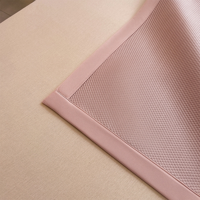 91家纺网 家纺一手货源 找家纺 炫拼家纺 2026新款A类满天星凉豆豆卡通毛巾绣大包边复合凉席 幸运布布-粉