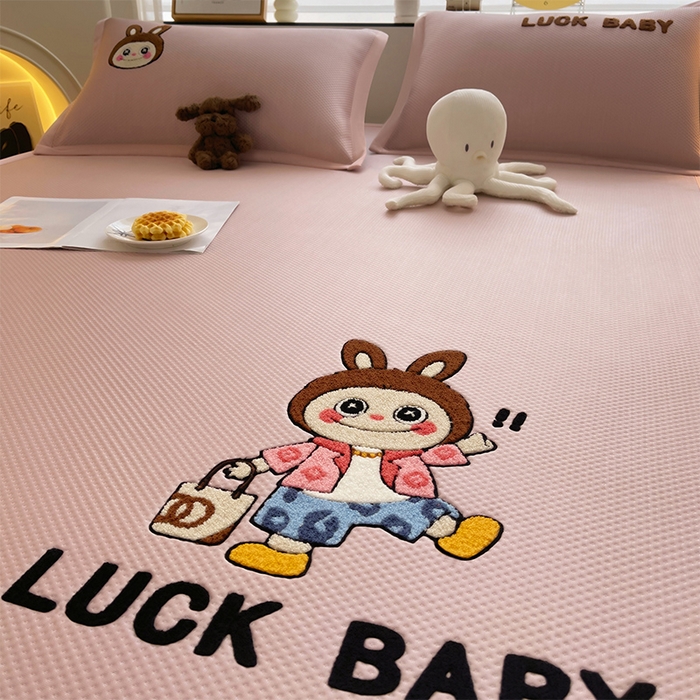 91家纺网 家纺一手货源 找家纺 炫拼家纺 2026新款A类满天星凉豆豆卡通毛巾绣大包边复合凉席 幸运布布-粉