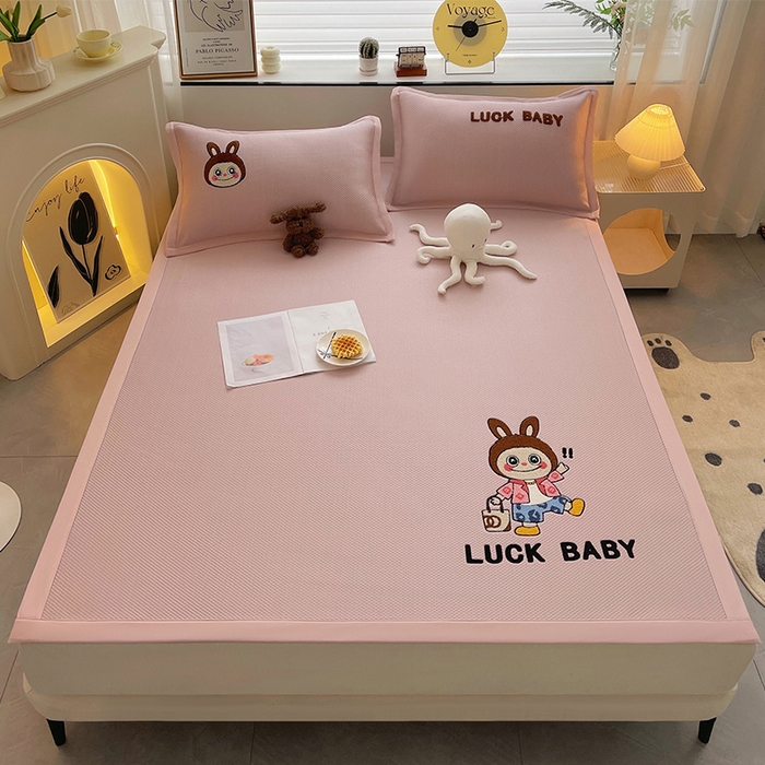 91家纺网 家纺一手货源 找家纺 炫拼家纺 2026新款A类满天星凉豆豆卡通毛巾绣大包边复合凉席 幸运布布-粉