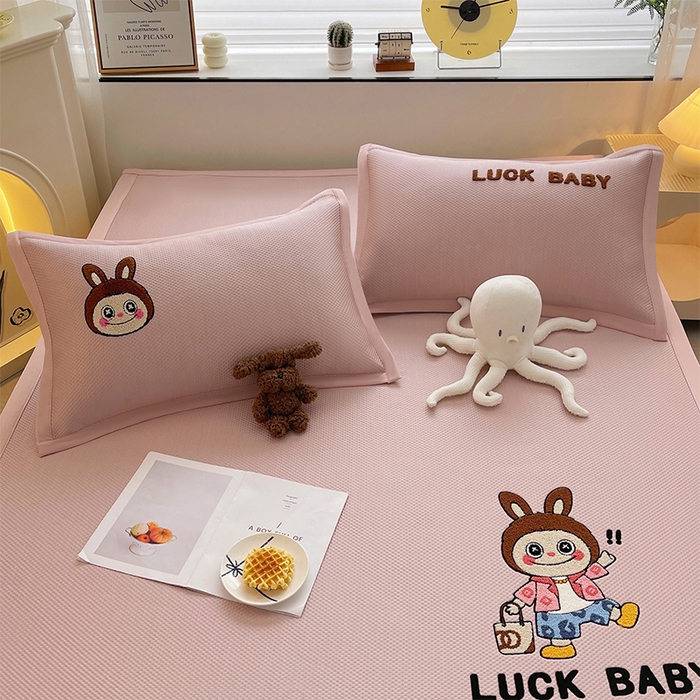 91家纺网 家纺一手货源 找家纺 炫拼家纺 2026新款A类满天星凉豆豆卡通毛巾绣大包边复合凉席 幸运布布-粉