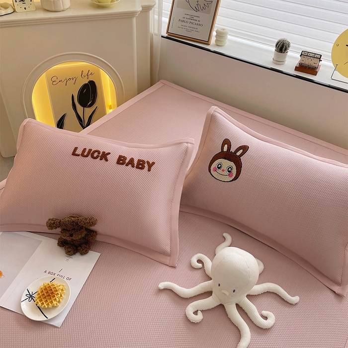 91家纺网 家纺一手货源 找家纺 炫拼家纺 2026新款A类满天星凉豆豆卡通毛巾绣大包边复合凉席 幸运布布-粉