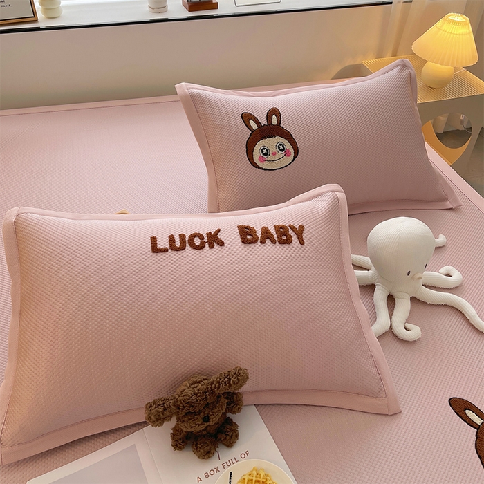 91家纺网 家纺一手货源 找家纺 炫拼家纺 2026新款A类满天星凉豆豆卡通毛巾绣大包边复合凉席 幸运布布-粉