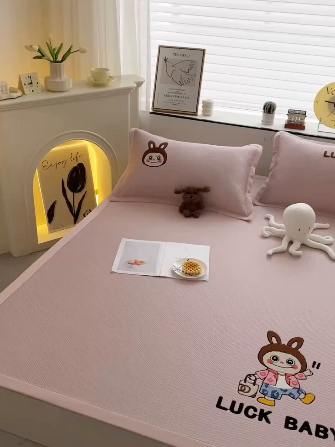 91家纺网 家纺一手货源 找家纺 炫拼家纺 2026新款A类满天星凉豆豆卡通毛巾绣大包边复合凉席 幸运布布-粉