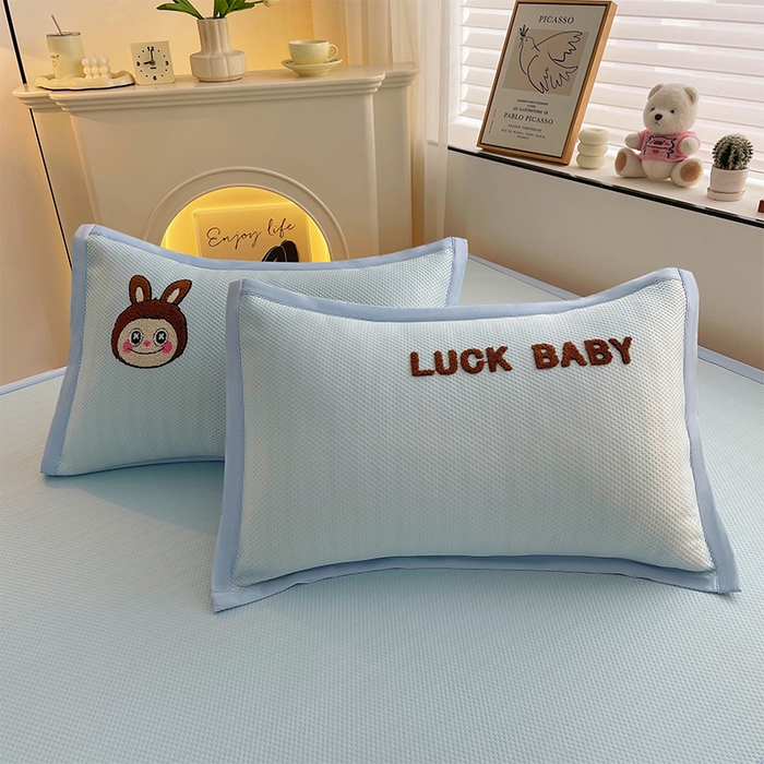 91家纺网 家纺一手货源 找家纺 炫拼家纺 2026新款A类满天星凉豆豆卡通毛巾绣大包边复合凉席 幸运布布-蓝