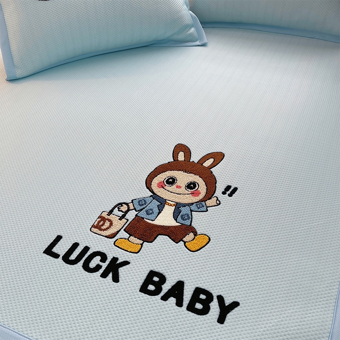 91家纺网 家纺一手货源 找家纺 炫拼家纺 2026新款A类满天星凉豆豆卡通毛巾绣大包边复合凉席 幸运布布-蓝