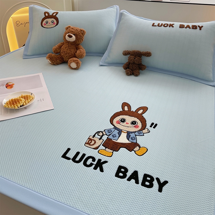 91家纺网 家纺一手货源 找家纺 炫拼家纺 2026新款A类满天星凉豆豆卡通毛巾绣大包边复合凉席 幸运布布-蓝