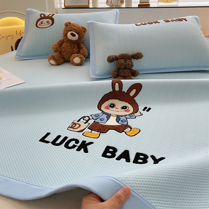 91家纺网 家纺一手货源 找家纺 炫拼家纺 2026新款A类满天星凉豆豆卡通毛巾绣大包边复合凉席 幸运布布-蓝