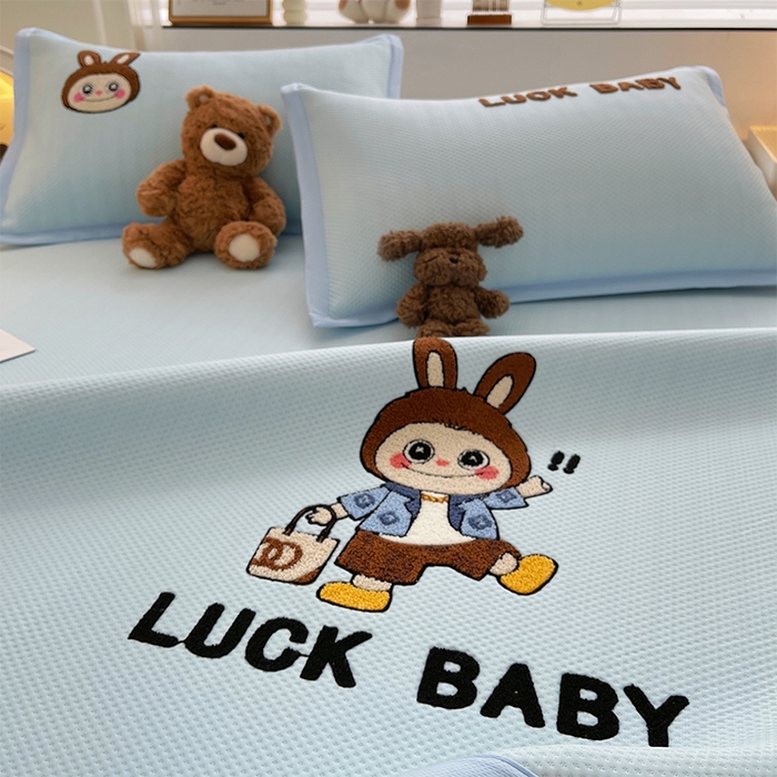 91家纺网 家纺一手货源 找家纺 炫拼家纺 2026新款A类满天星凉豆豆卡通毛巾绣大包边复合凉席 幸运布布-蓝