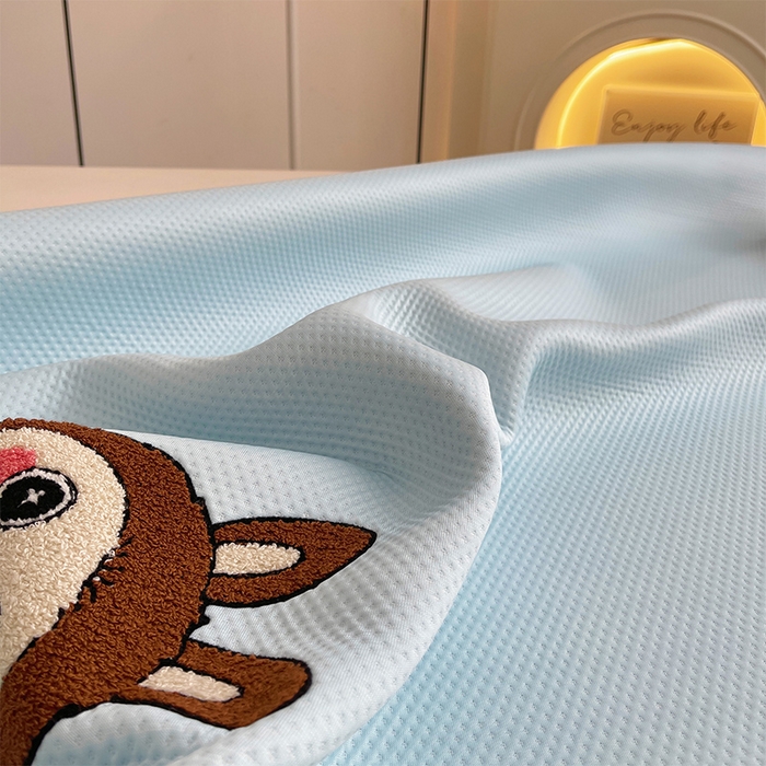 91家纺网 家纺一手货源 找家纺 炫拼家纺 2026新款A类满天星凉豆豆卡通毛巾绣大包边复合凉席 幸运布布-蓝