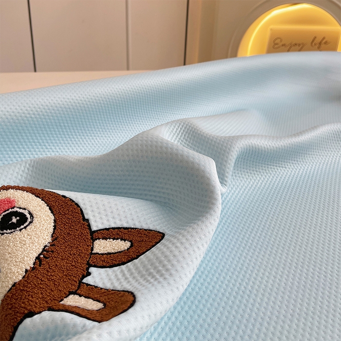 91家纺网 家纺一手货源 找家纺 炫拼家纺 2026新款A类满天星凉豆豆卡通毛巾绣大包边复合凉席 幸运布布-蓝