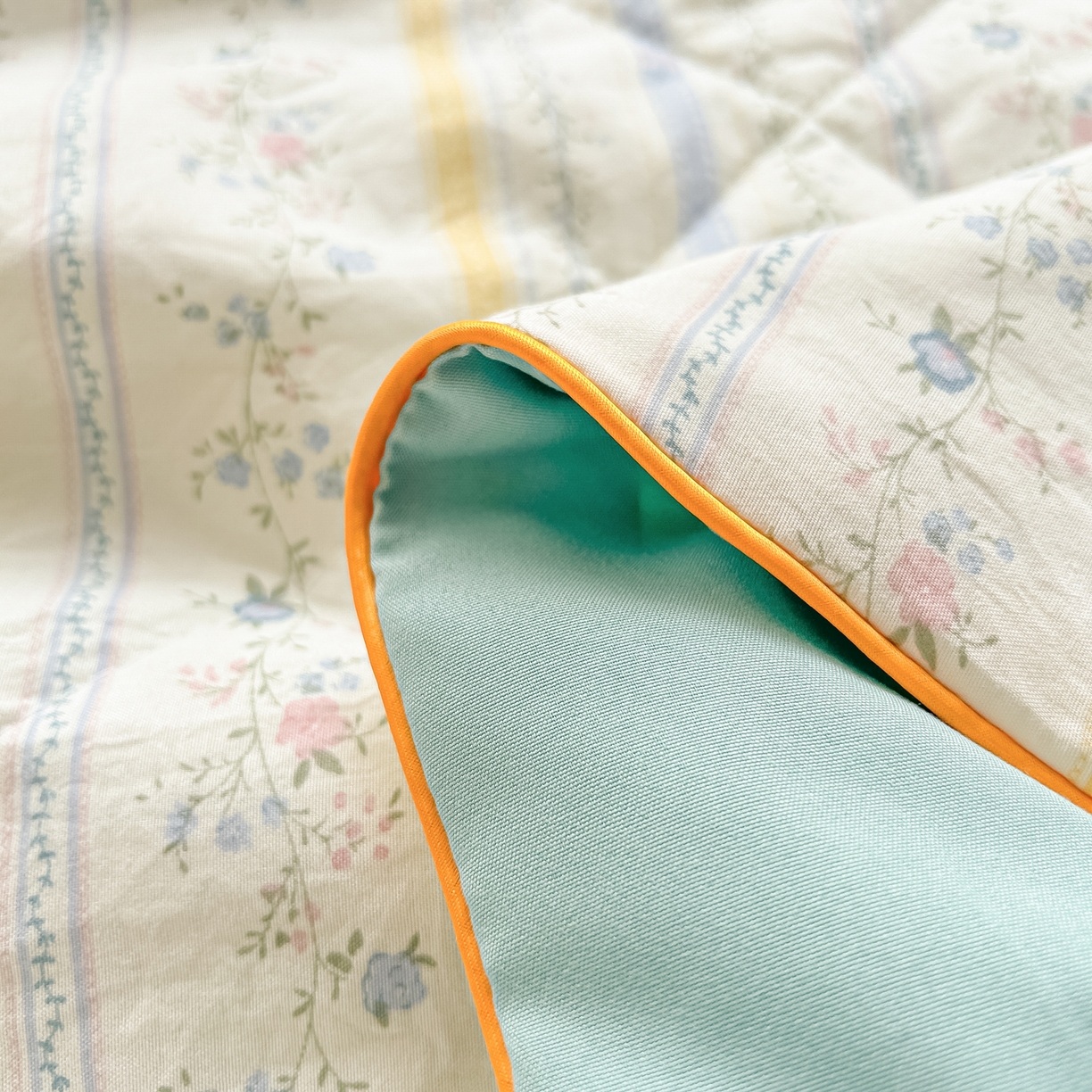 91家纺网 家纺一手货源 找家纺 富艺隆 2026新款A类水洗棉双层纱夏被空调被 皱皱纱夏凉被 二期情诗