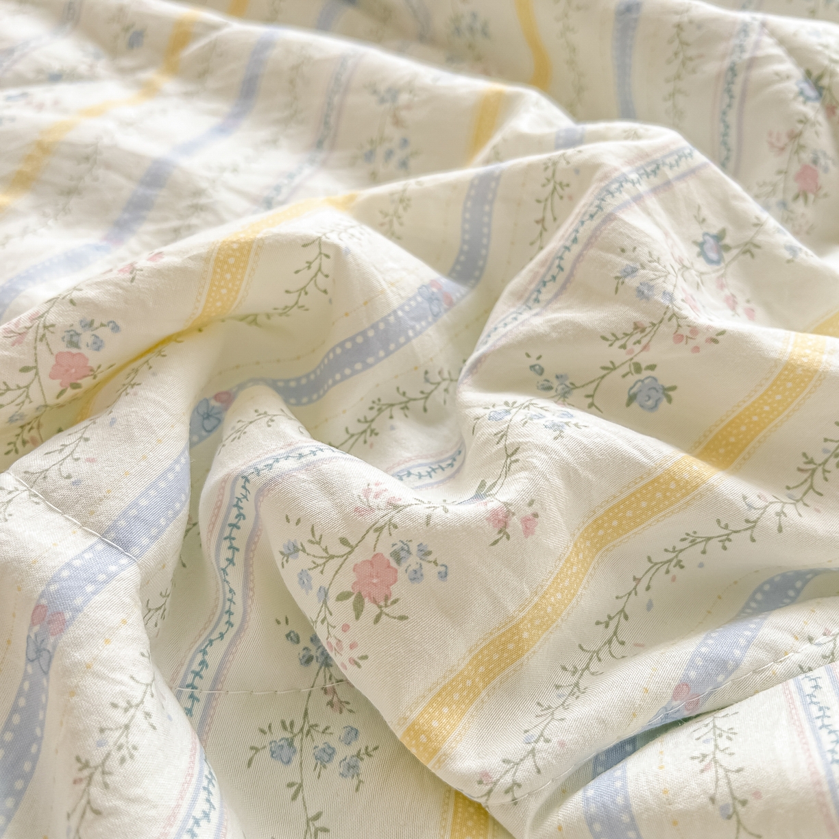 91家纺网 家纺一手货源 找家纺 富艺隆 2026新款A类水洗棉双层纱夏被空调被 皱皱纱夏凉被 二期情诗