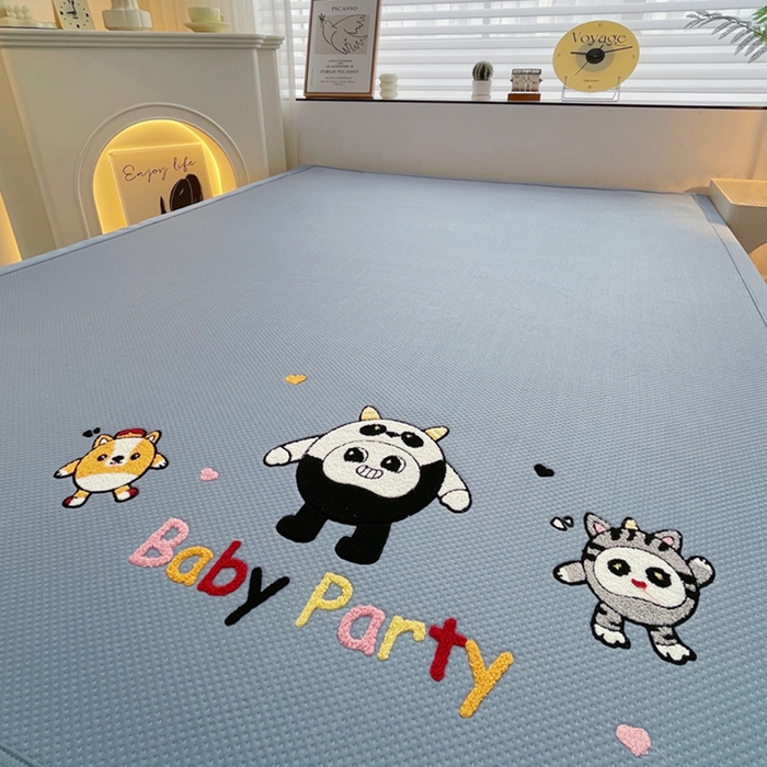 91家纺网 家纺一手货源 找家纺 炫拼家纺 2026新款A类满天星凉豆豆卡通毛巾绣大包边复合凉席 熊仔派对