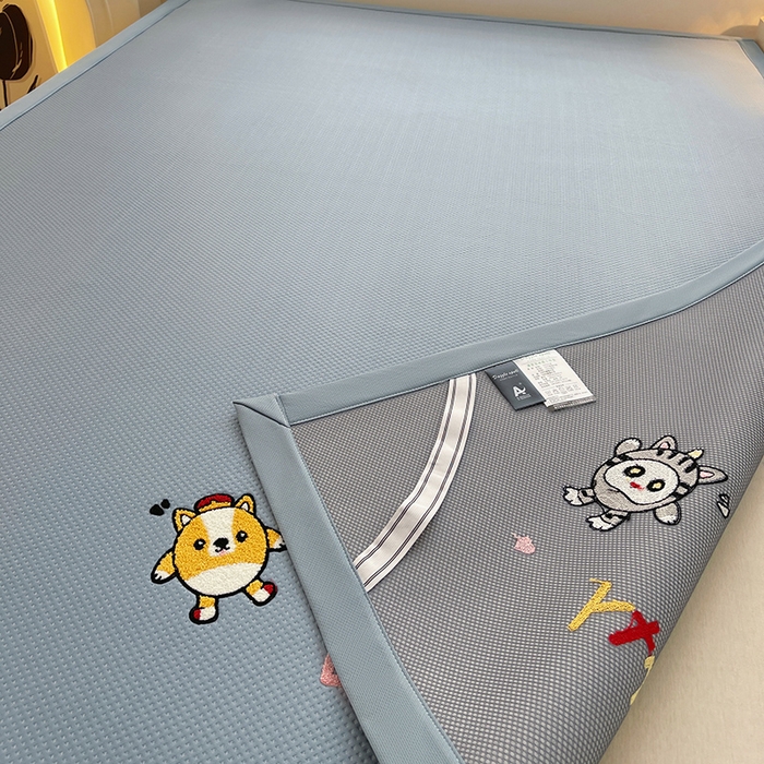 91家纺网 家纺一手货源 找家纺 炫拼家纺 2026新款A类满天星凉豆豆卡通毛巾绣大包边复合凉席 熊仔派对