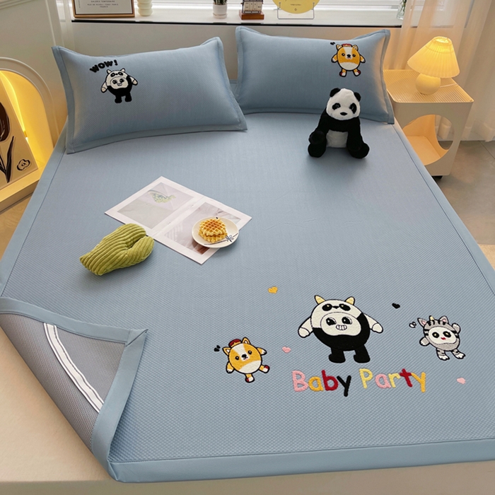 91家纺网 家纺一手货源 找家纺 炫拼家纺 2026新款A类满天星凉豆豆卡通毛巾绣大包边复合凉席 熊仔派对