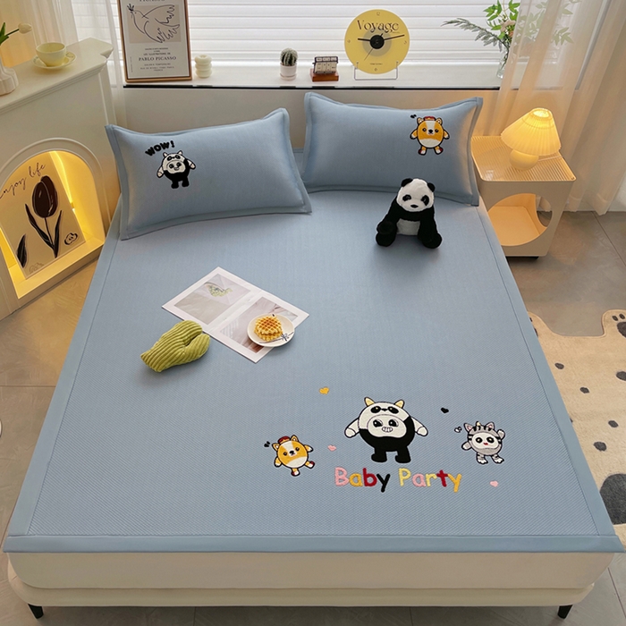 91家纺网 家纺一手货源 找家纺 炫拼家纺 2026新款A类满天星凉豆豆卡通毛巾绣大包边复合凉席 熊仔派对