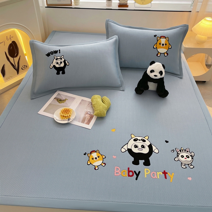 91家纺网 家纺一手货源 找家纺 炫拼家纺 2026新款A类满天星凉豆豆卡通毛巾绣大包边复合凉席 熊仔派对